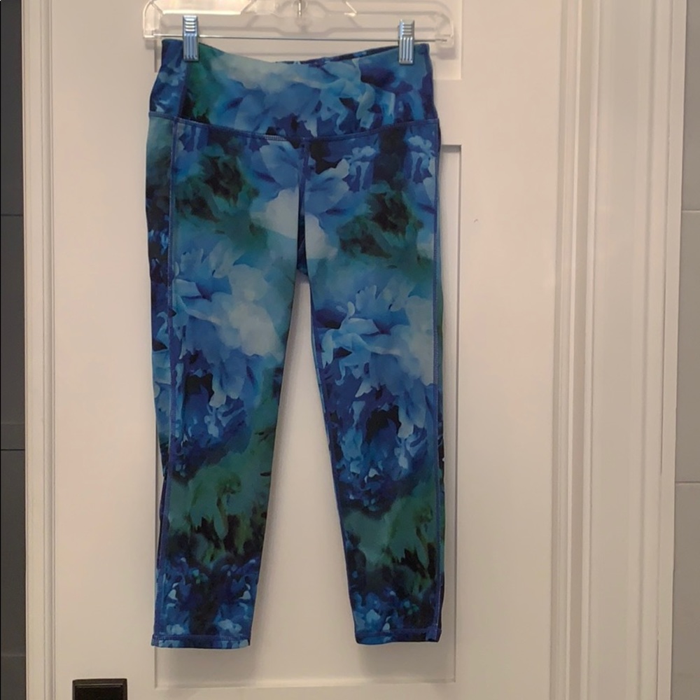 Athleta high rise chaturanga Capri leggings.